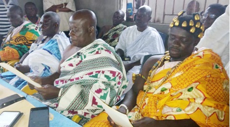 Major John K. Addy (retd) (2nd from right), Principal Elder of the Akwanor Royal Family, addressing the news conference